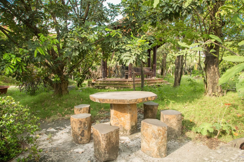 Bàn ghế đá tự nhiên sân vườn nguyên khối